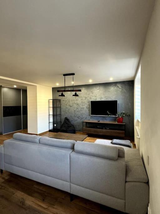 Modern Apartment In City Centre Banská Bystrica Buitenkant foto